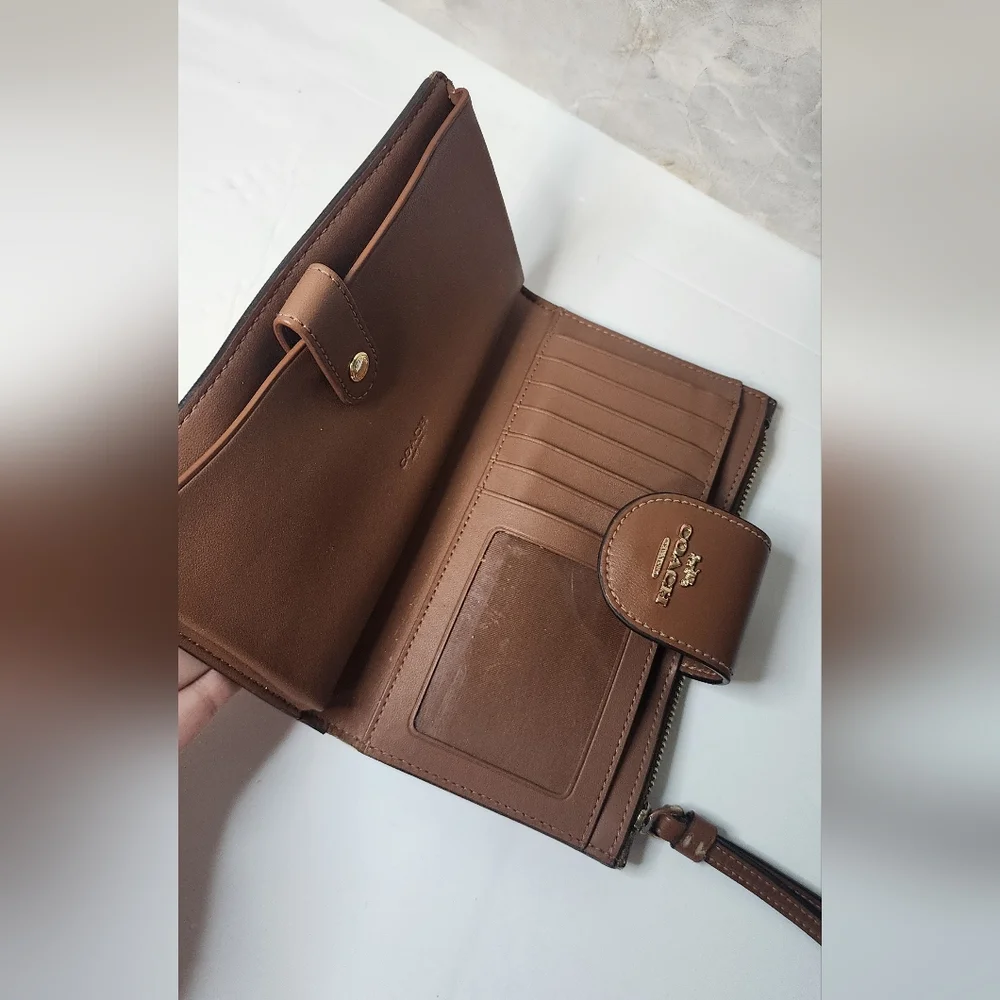 Coach Lips Wallet - Picture 4 of 7